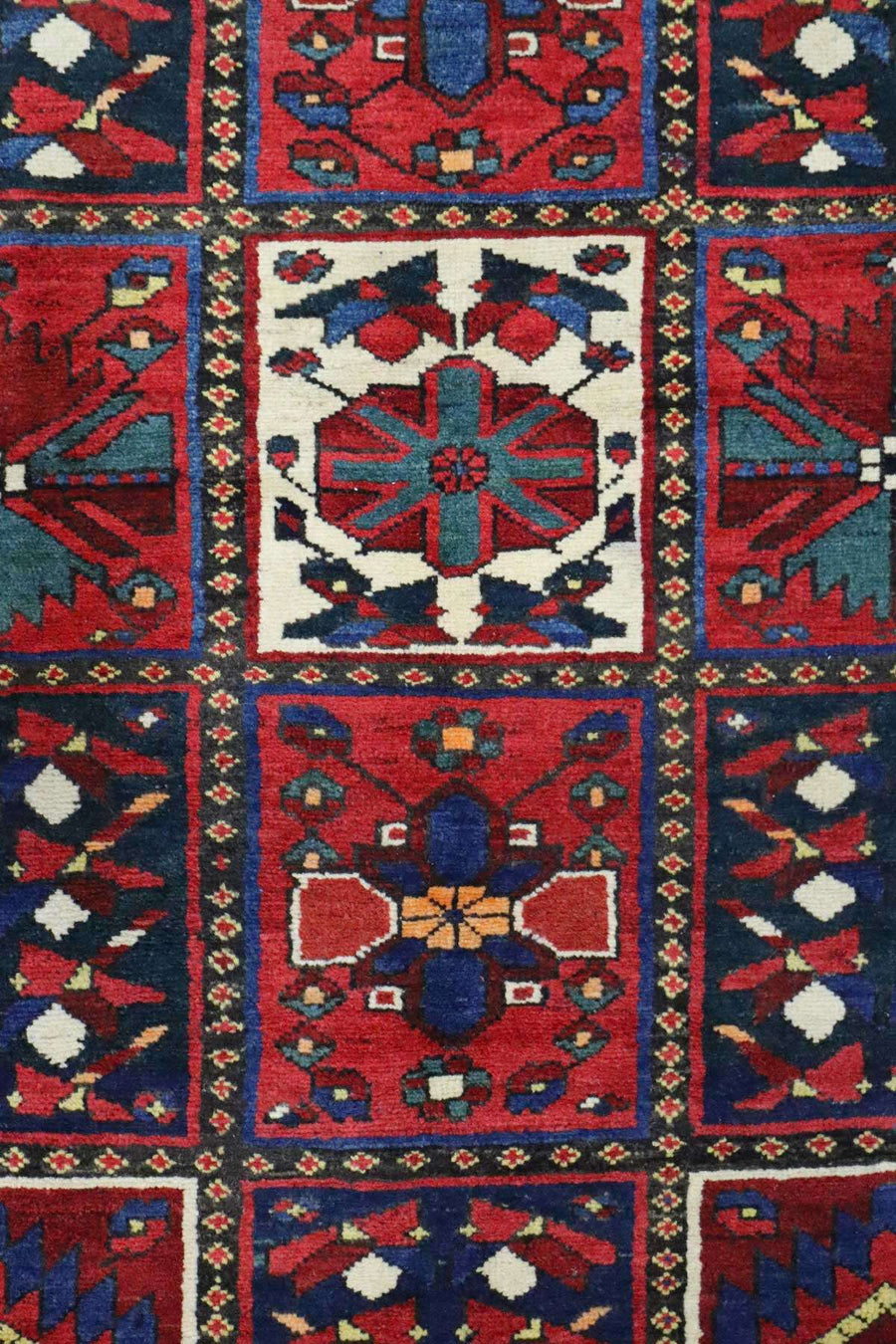 Persian Bakhtiari Rug - 2.08 x 1.55 m
