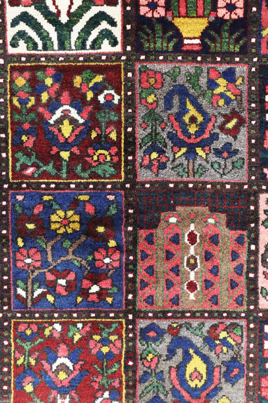 Persian Bakhtiari Rug - 2.35 x 1.57 m